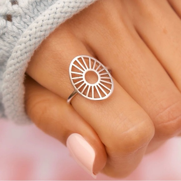 NWT. Pura Vida Sunburst ring. Size 7. Silver. - Picture 2 of 4